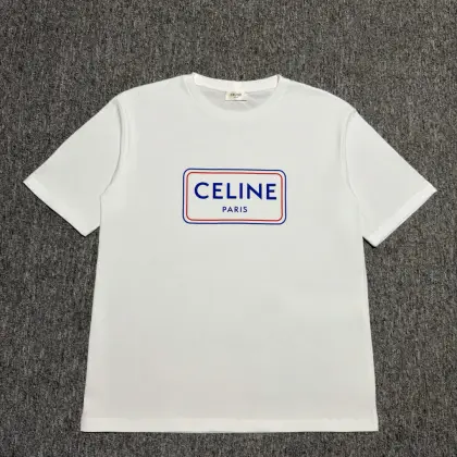 S# Celine 赛琳 方框印花短袖 真正原版购回开发 高端零售专供 品质保证 100%放心出街 编号:20YDEF77 主布:60支双股精梳长绒棉平纹,150克,100%棉(双股、精梳长绒,都是属于高档棉质精纺纱线) 罗纹:21支精梳棉1x1罗纹,260克 ⚠️记住这几个关键词: “双股、长绒、精梳”,做到原版面料同样的质感,定织成本昂贵!比市面普通纯棉面料贵了2倍价格 大货面料轻薄柔软,上身透气舒适,高品质的细腻棉纱,夏天穿一点都不会闷热,全凭良心质造,花小钱办大事,放心入! (区别同款市面版本,采用现货干瘪混纺棉面料,不仅手感僵硬,上身有粗糙刺感) 根据原版印花工艺做法,采用“胶浆印刷”工艺 独家订购进口水性胶浆.分红、蓝双色.印刷后,胶浆材料渗透入面料,表面布纹清晰,不掉色,无胶感,透气性强 历经4次调整局部细节.对照原版1:1同等尺寸扫描开版,印花图案,所有细枝末节的局部逐一还原到位.字体清晰流畅,色系纯度、深浅也校准到与原版相同 车工细节:袖口和下摆两处,均采用0.2cm针距双线窄距冚车,与原版工艺一致.需要用到特殊机台去做.(常规款一般都是0.5mm针距冚车) 纯手工缝标、针穿吊钟,大牌奢侈品级别做法才有的最高仪式—由资深工匠师傅纯手工缝标,在“领标”左右上方,只出现2个针缝点,与原版细节相同.这种做法,非常费时间,人力成本也高,手缝一件衣服领标,需要5-8分钟时间! (市面普通工厂做法,为了节省时间以及成本,绝大部分会选择使用机台随便把标车死,很难看!) 独家对版定制三标辅料,材质大小与原版相同